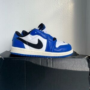 Jordan 6 Retro Kids Sneakers - Blue and White